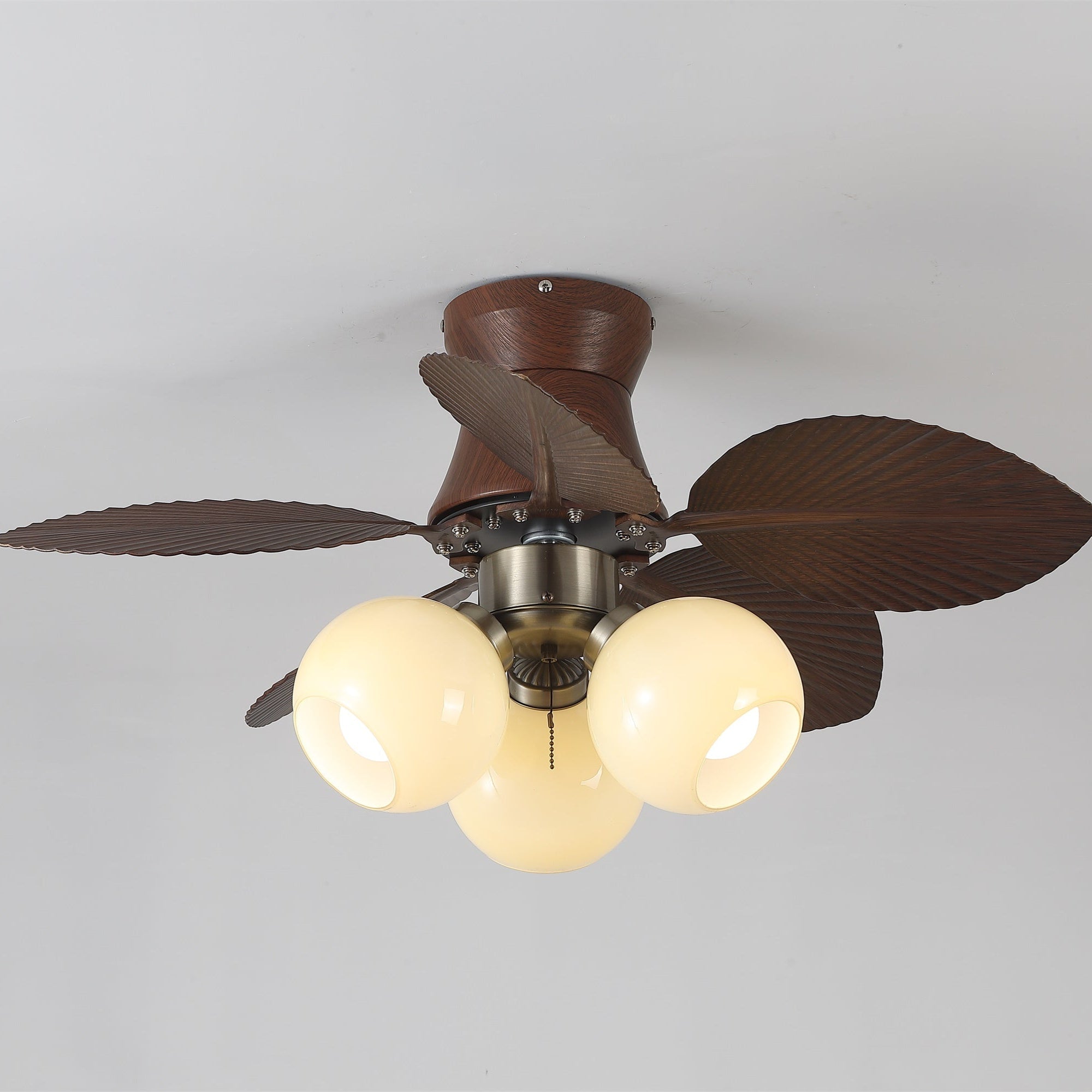 Gros plan sur les pales en ABS du plafonnier ventilateur Walden Chêne