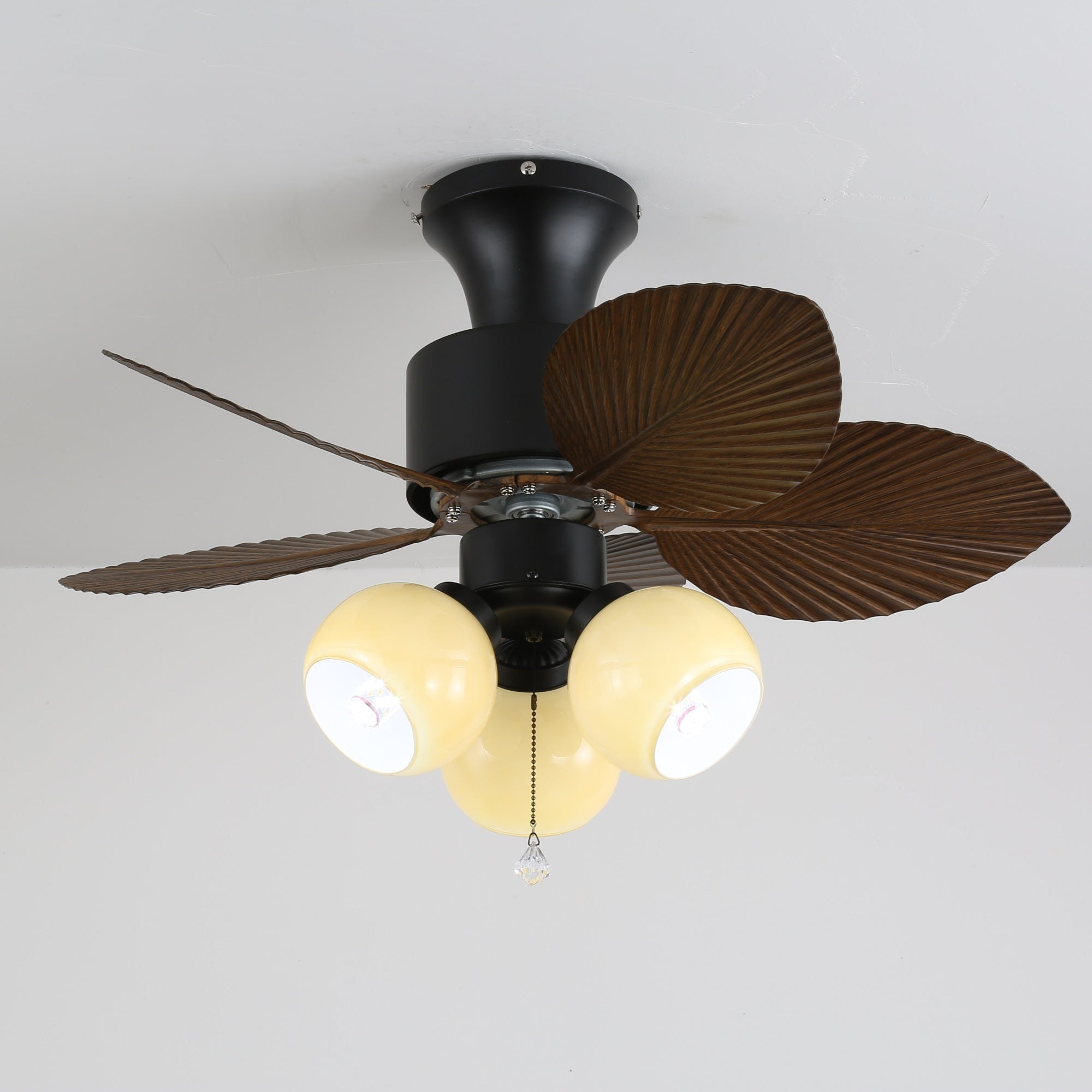 Gros plan sur les pales à grain de bois du plafonnier ventilateur Marvella