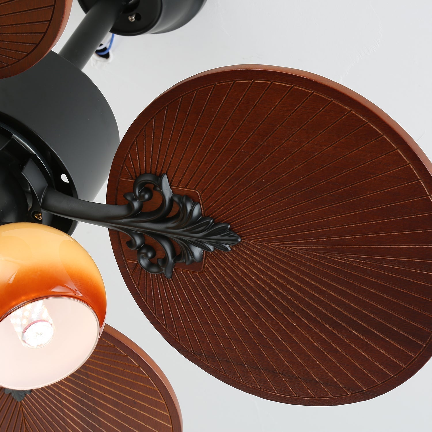 Ventilateur de plafond Solara Tropical avec lumière, vue en angle