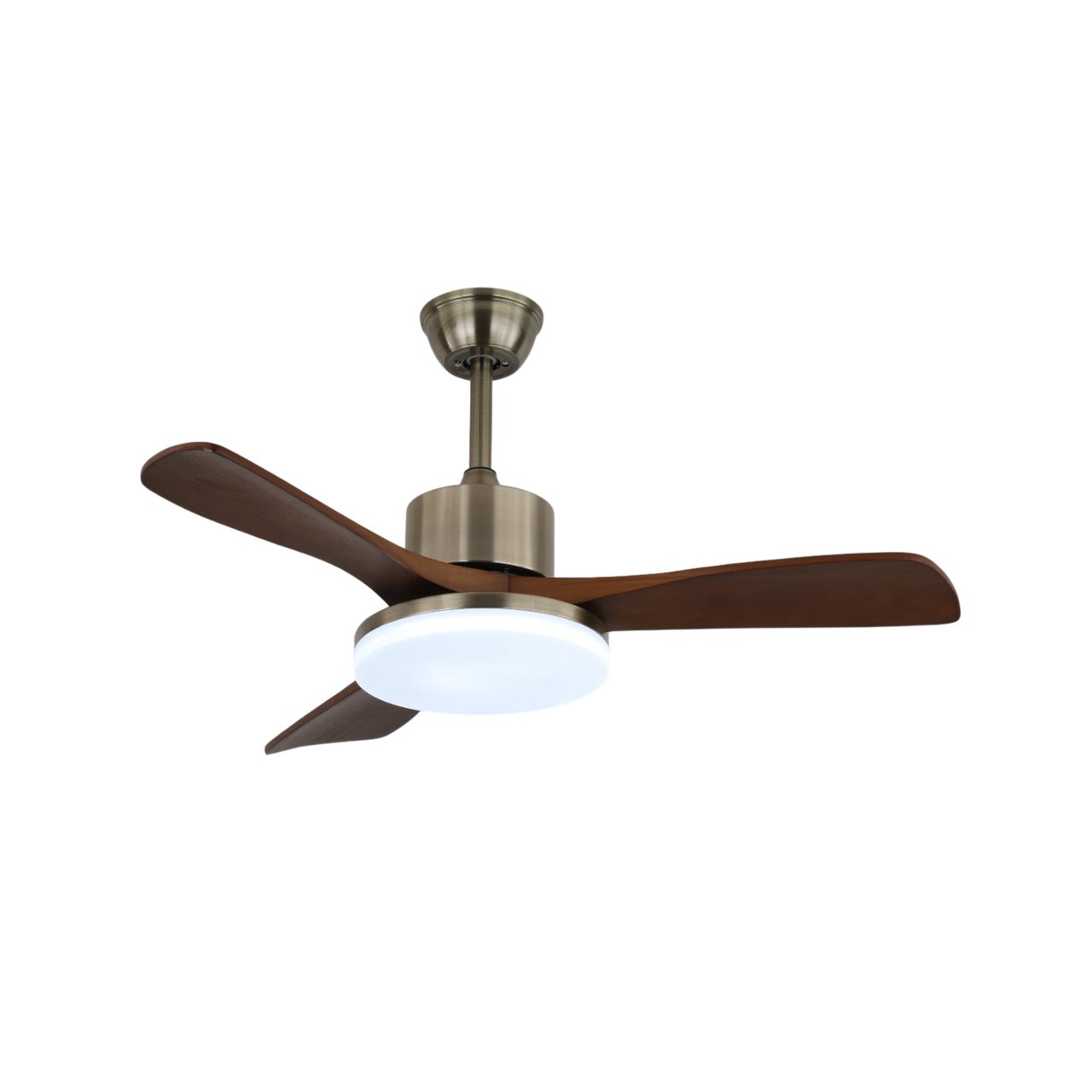 Plafonnier ventilateur Selora en laiton et bois, dans un cadre de salon moderne.