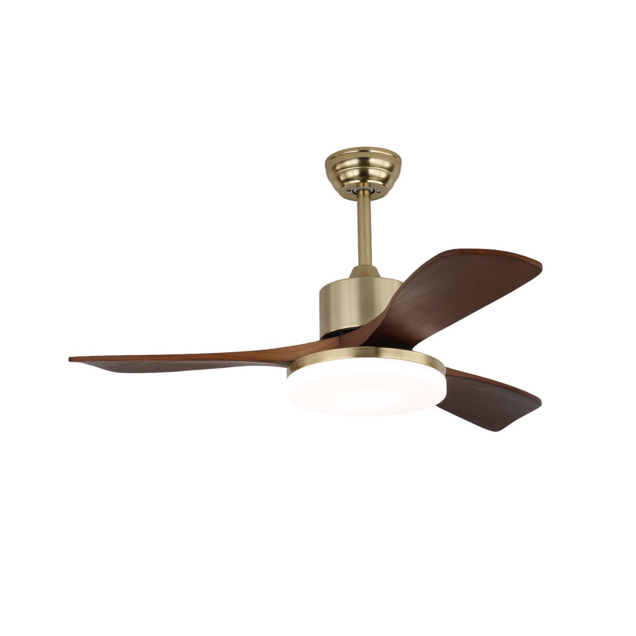Plafonnier ventilateur Selora en laiton et bois, présentant la télécommande portable.