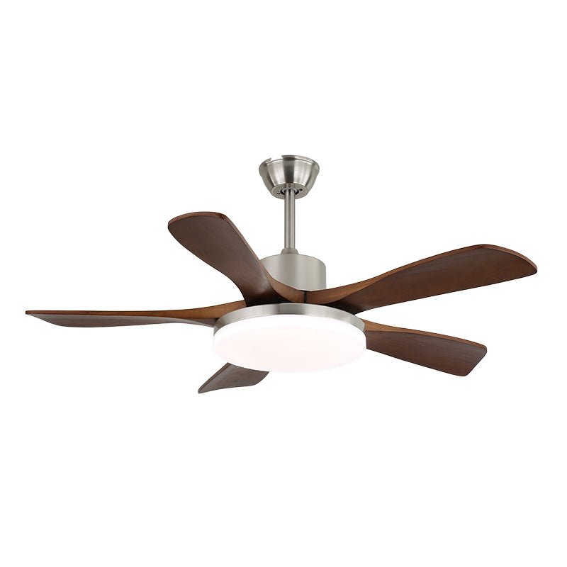 Gros plan sur les pales en bois du plafonnier ventilateur Elara