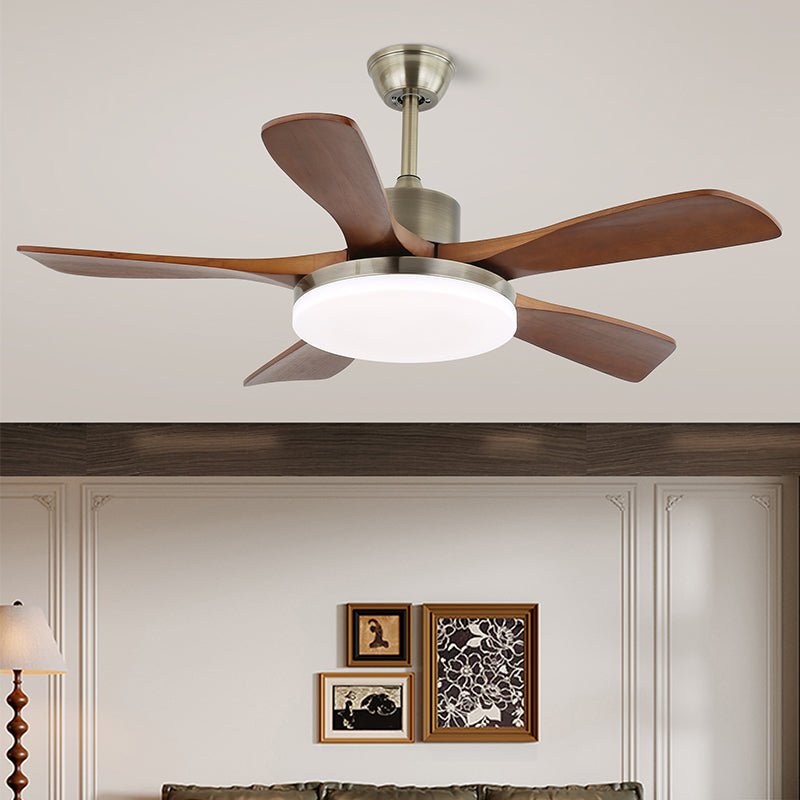 Plafonnier ventilateur Elara moderne en laiton et bois dans un salon moderne