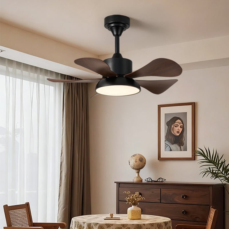 Gros plan de la télécommande du ventilateur de plafond Archer
