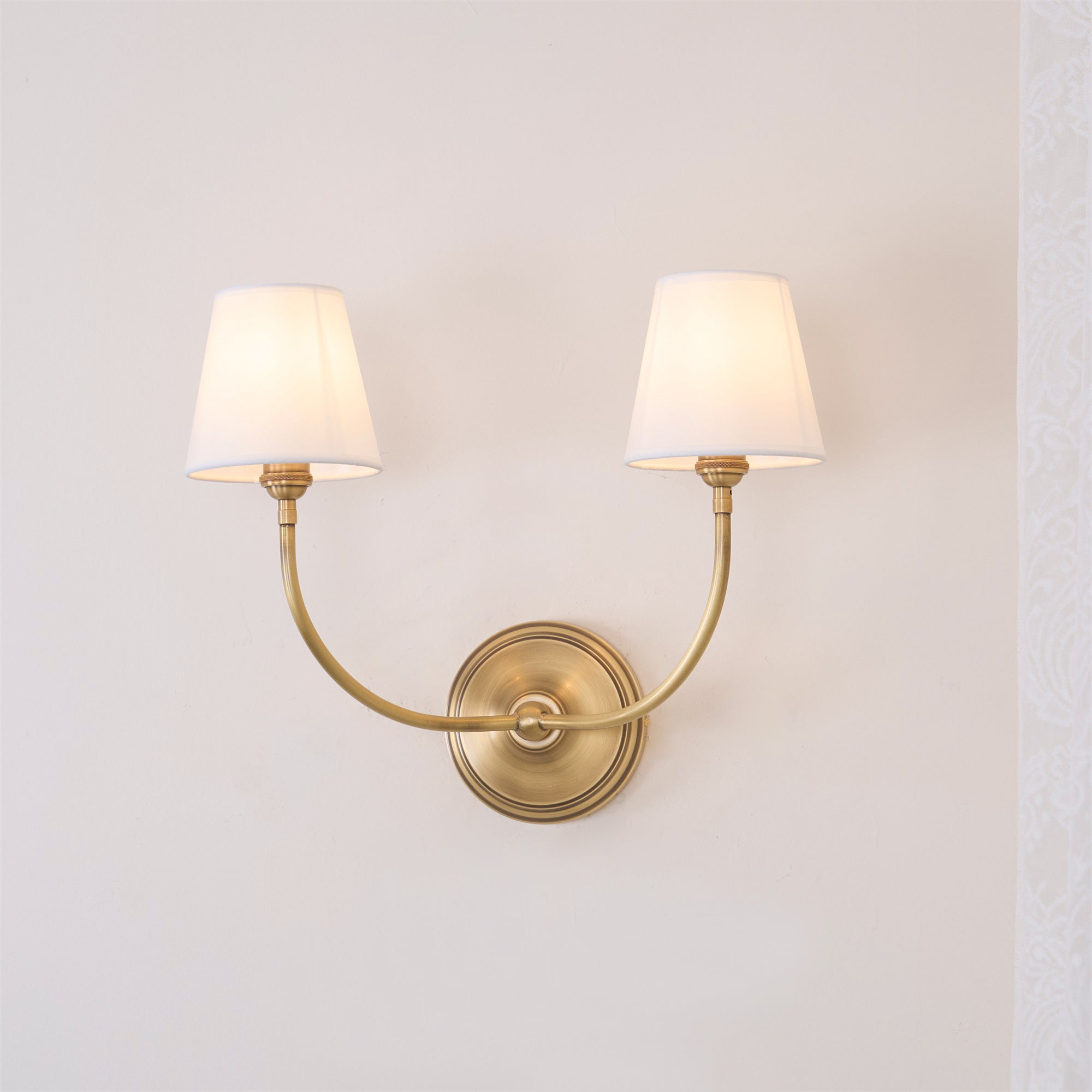 Victor Applique Murale en Bronze Noir et Tissu