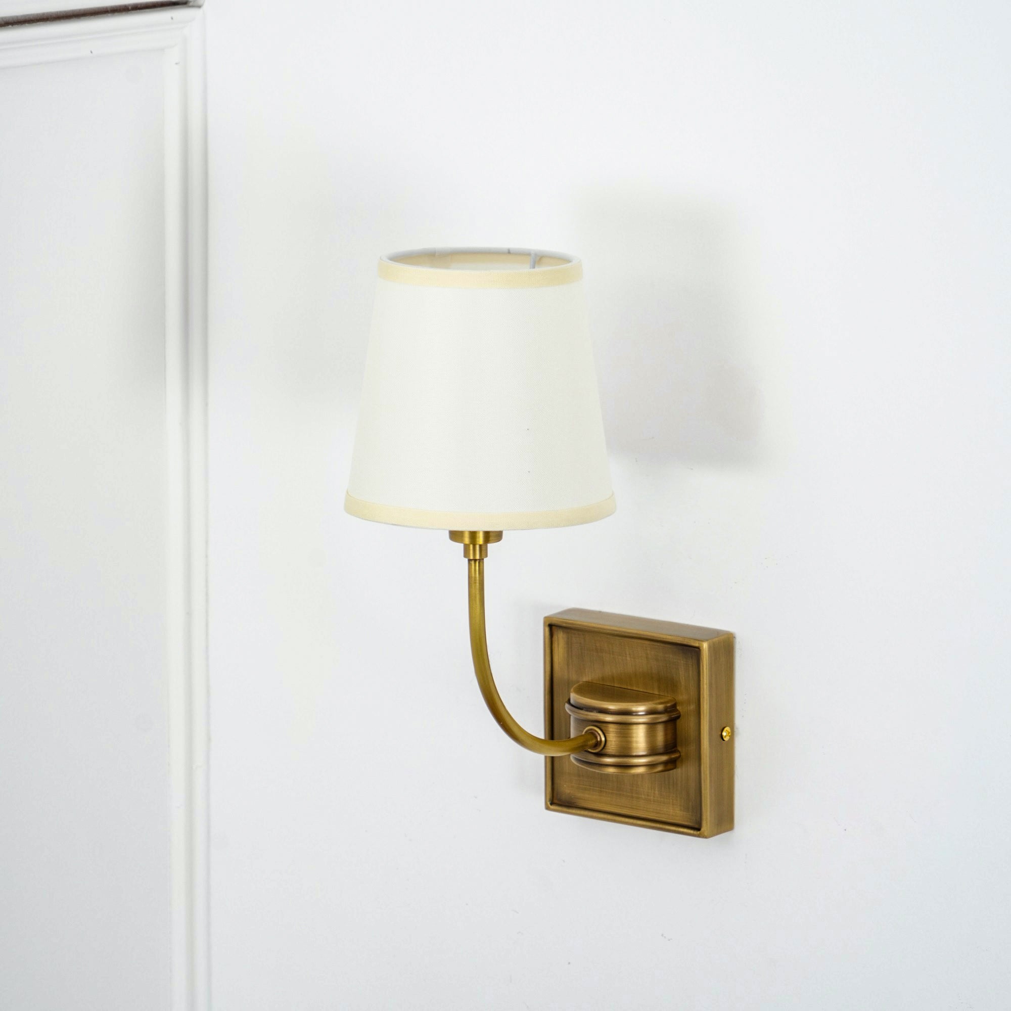 Victor Applique Murale en Bronze Noir et Tissu