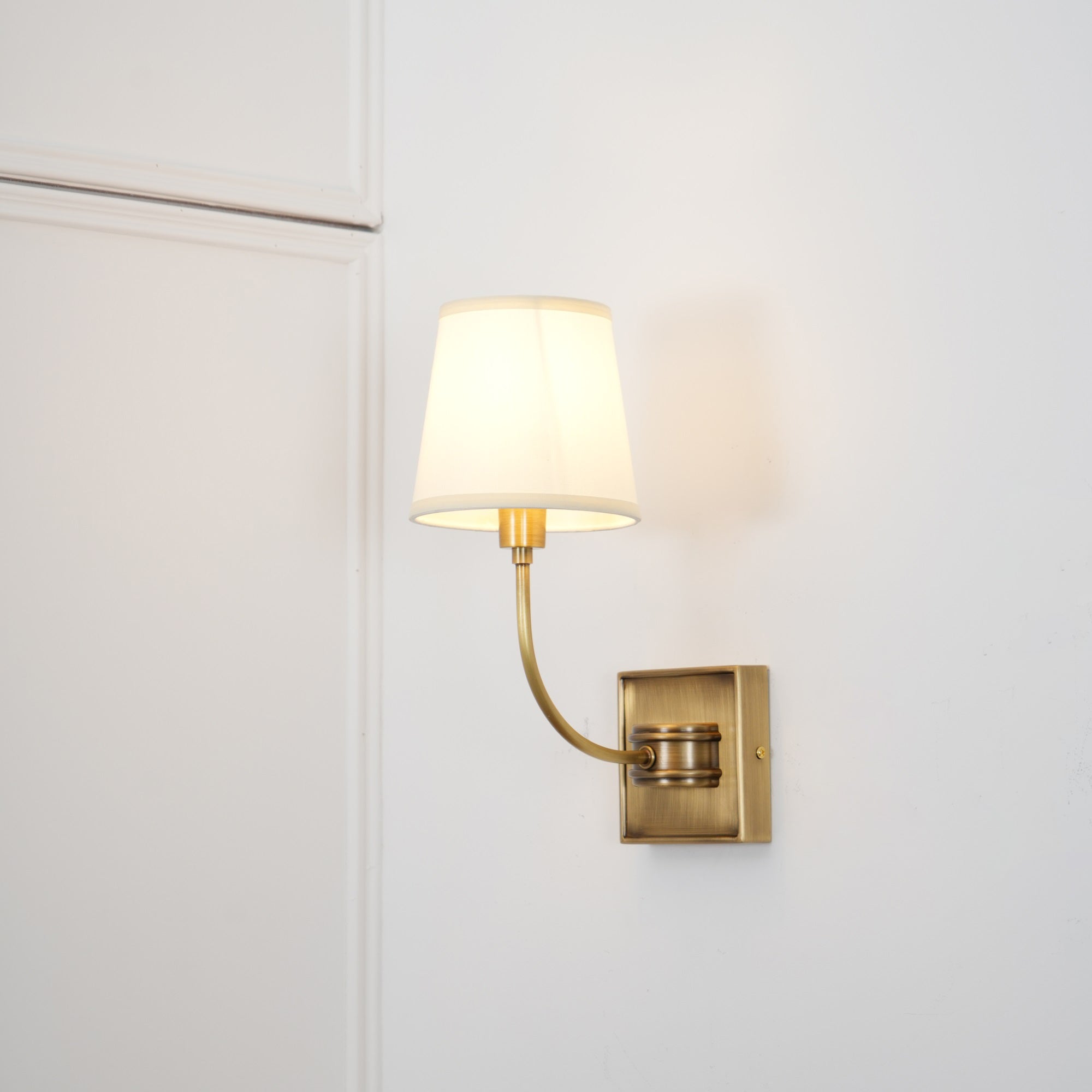 Victor Applique Murale en Bronze Noir et Tissu