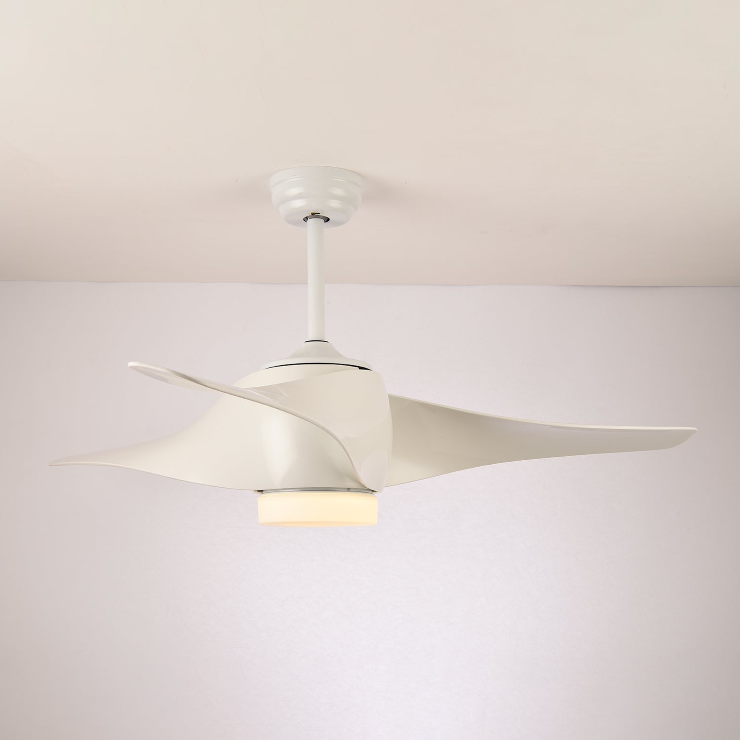 Gros plan sur les pales en plastique du plafonnier ventilateur AeroGlow.