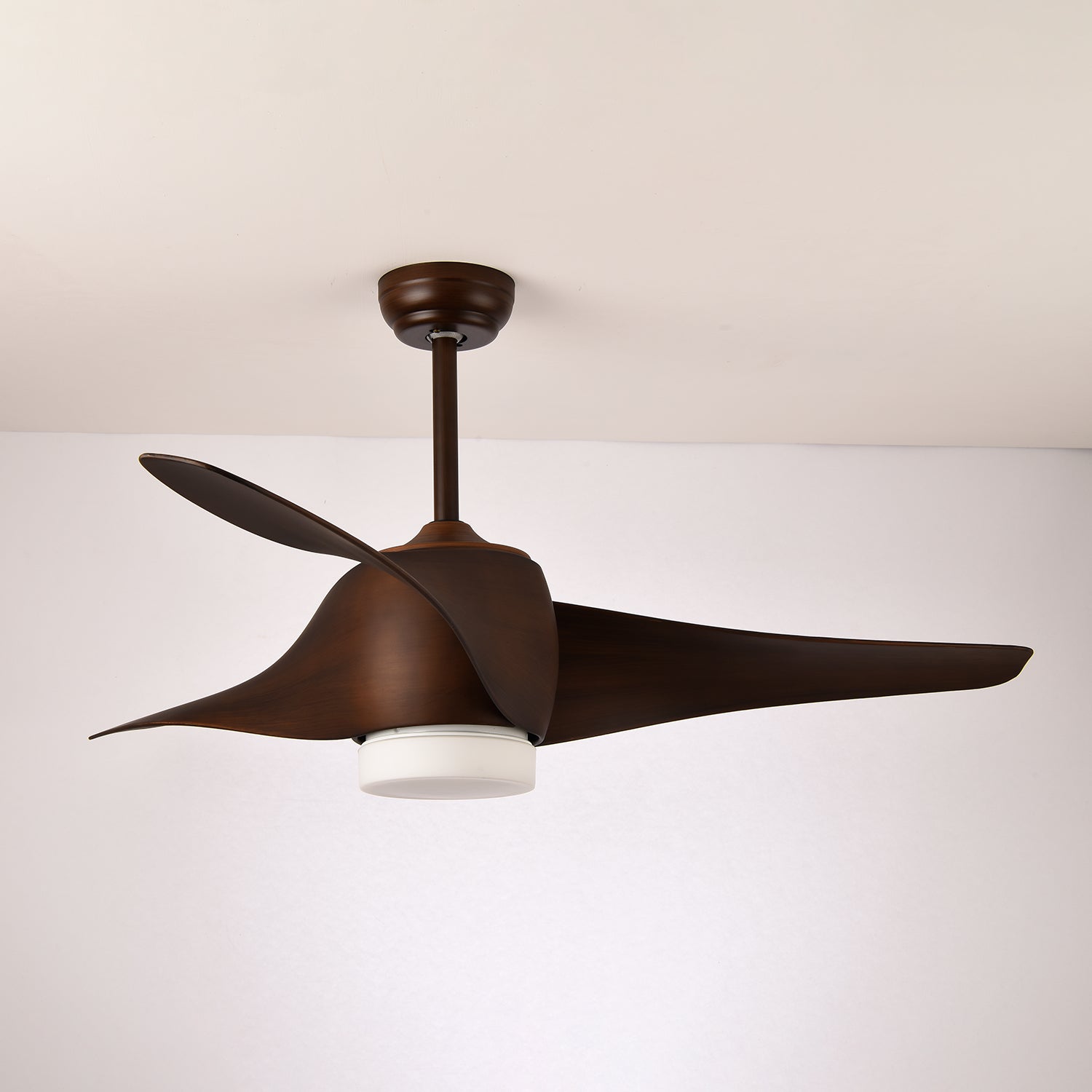 Schéma montrant les dimensions du plafonnier ventilateur AeroGlow.