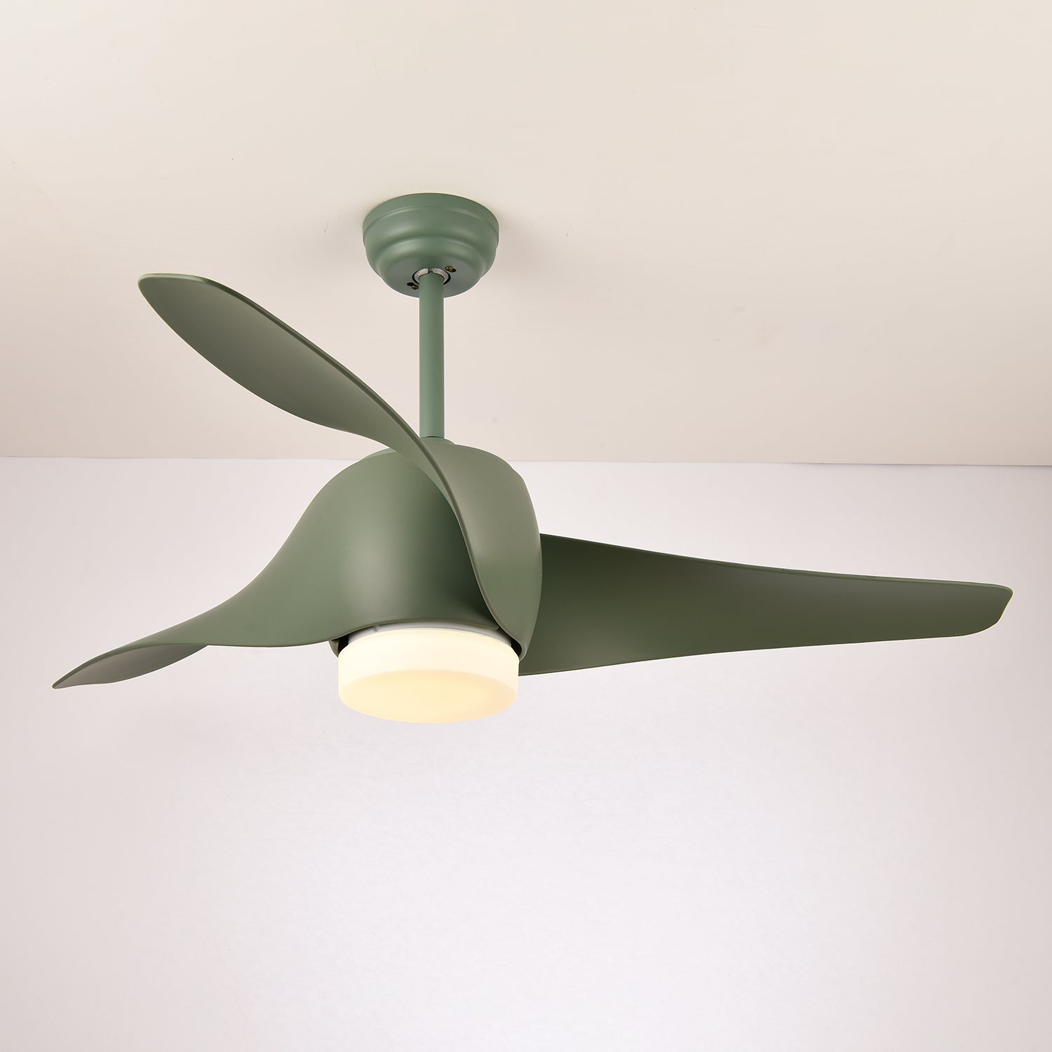 Plafonnier ventilateur AeroGlow présentant son diffuseur en acrylique blanc.