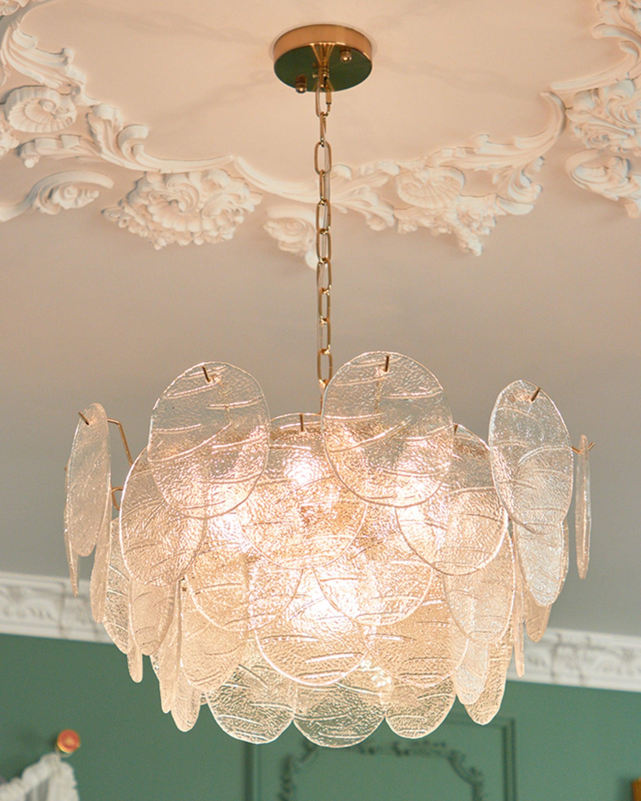 Lustrous Chandelier Victorien en Verre Finition Dorée - Neutralighting