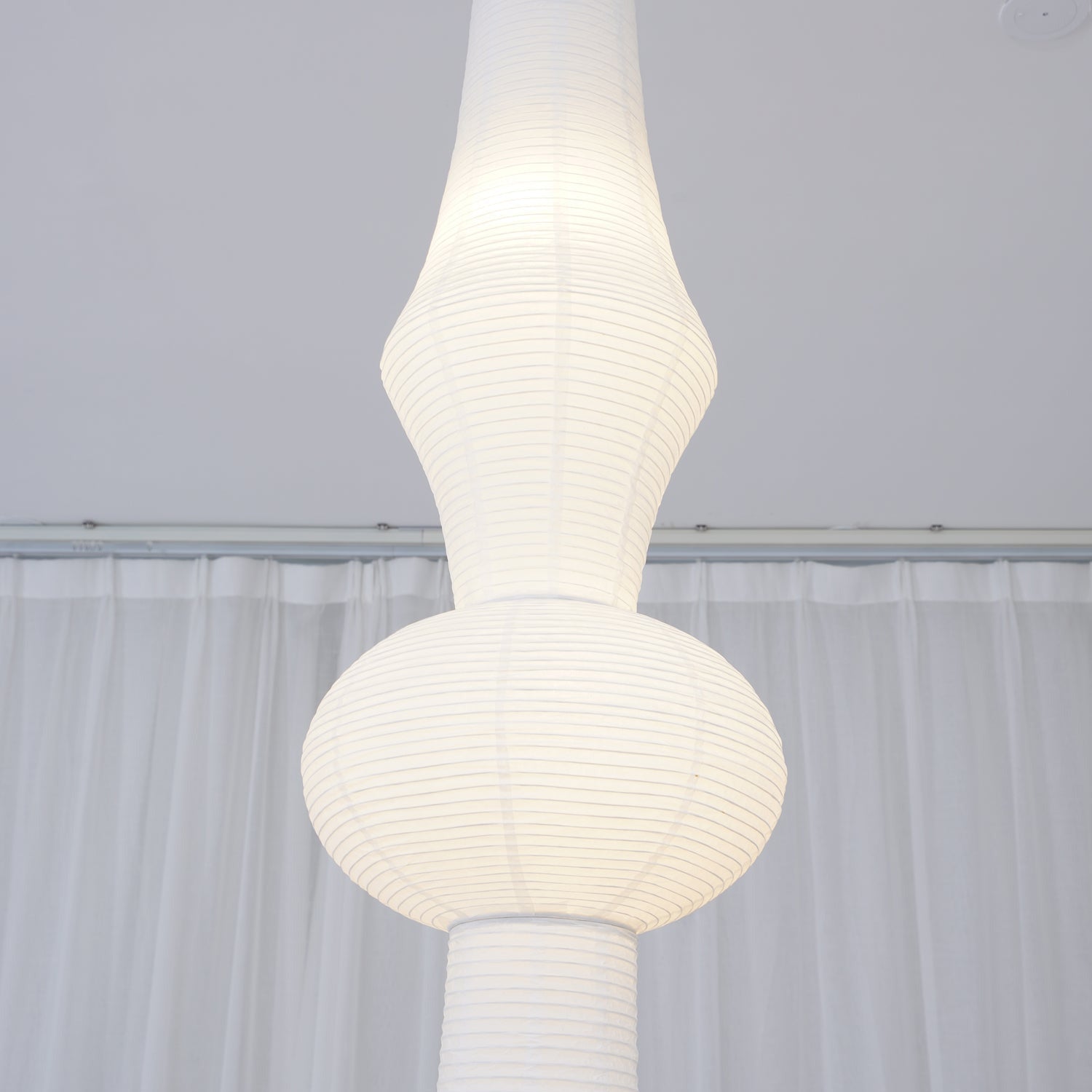 Faye Suspension Sculpturale Verticale en Papier