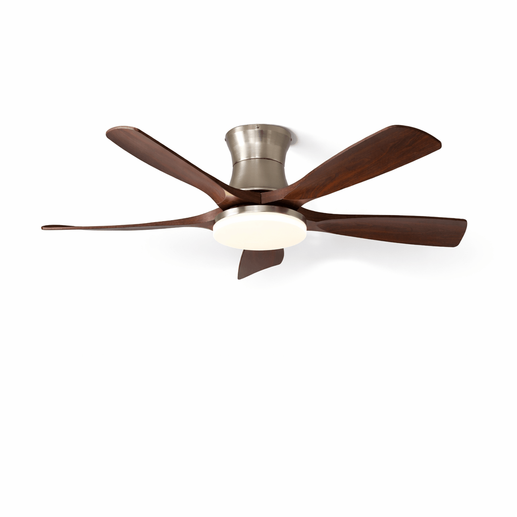 Gros plan sur les finitions du corps noyer et nickel du plafonnier ventilateur Hudson