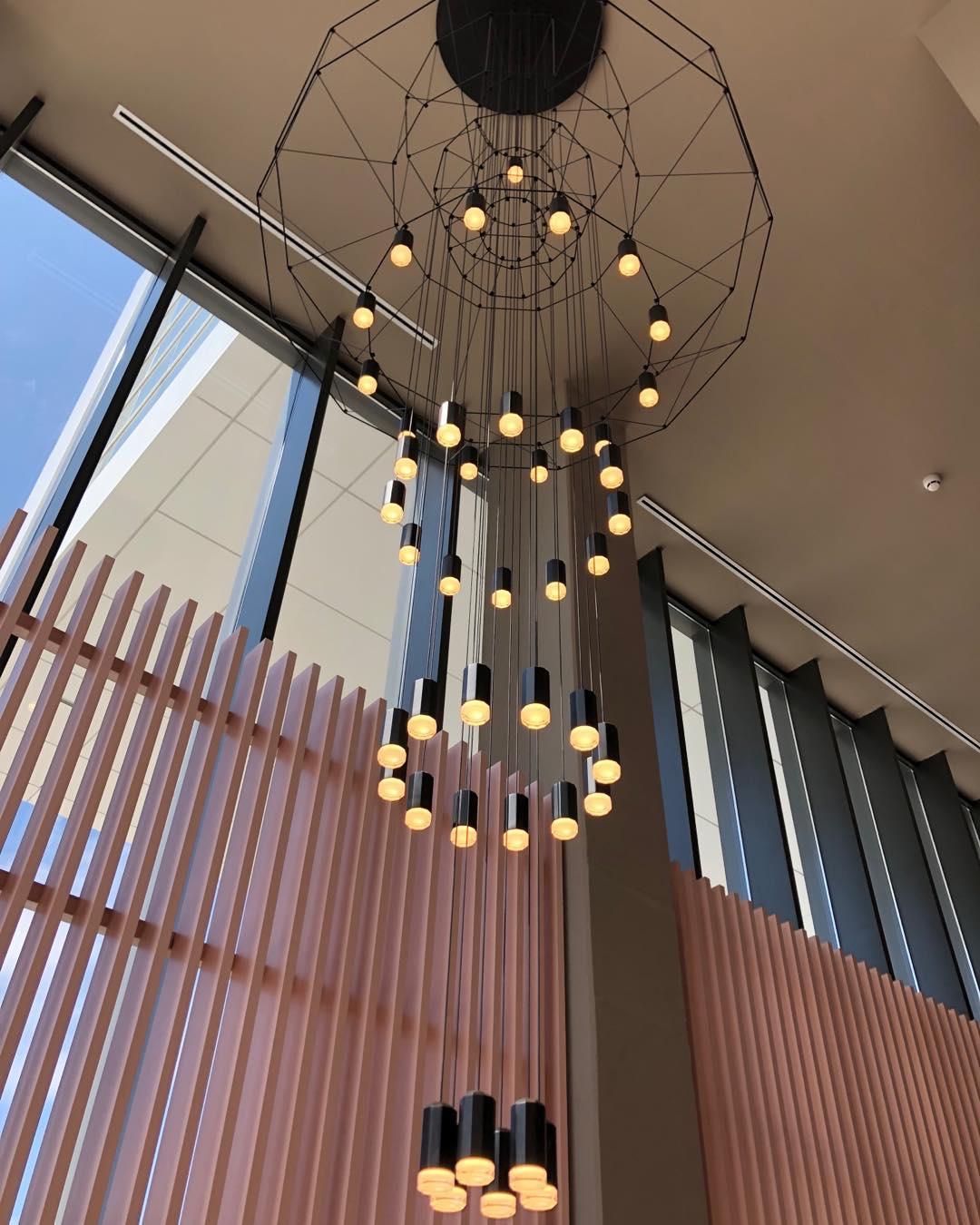 Lustra Chandelier Lignes Noir Structure Métallique LED - Neutralighting