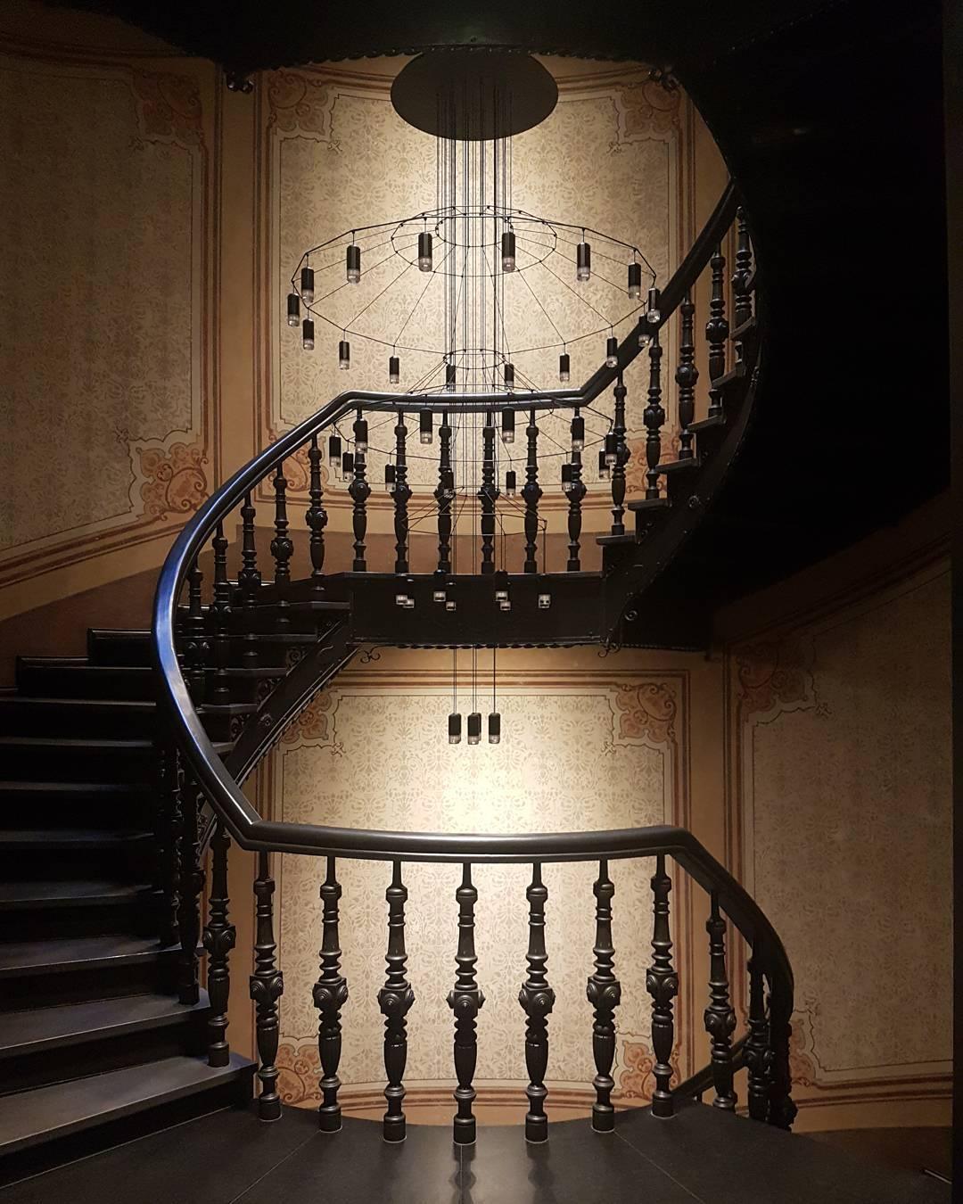 Lustra Chandelier Lignes Noir Structure Métallique LED - Neutralighting