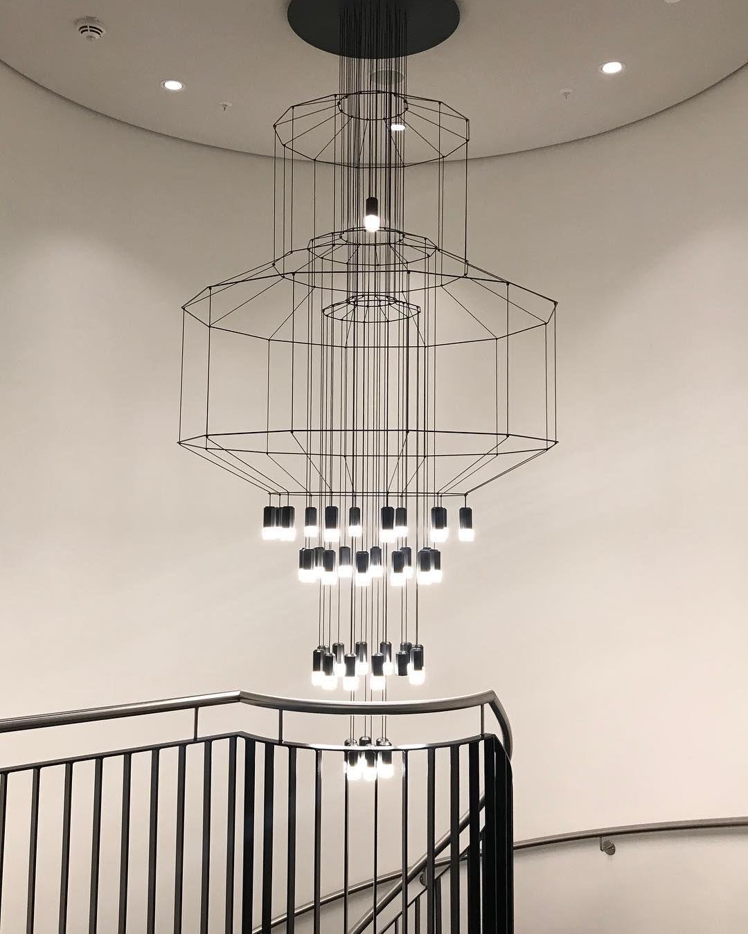 Lustra Chandelier Lignes Noir Structure Métallique LED - Neutralighting