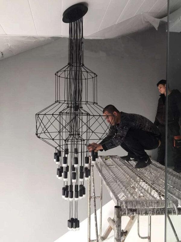 Lustra Chandelier Lignes Noir Structure Métallique LED - Neutralighting