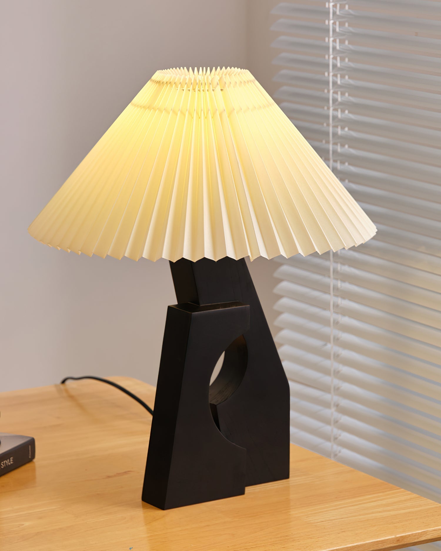 Zain Lampe de Table Plissée Papier Plissée Sculpturale en Bois - Neutralighting