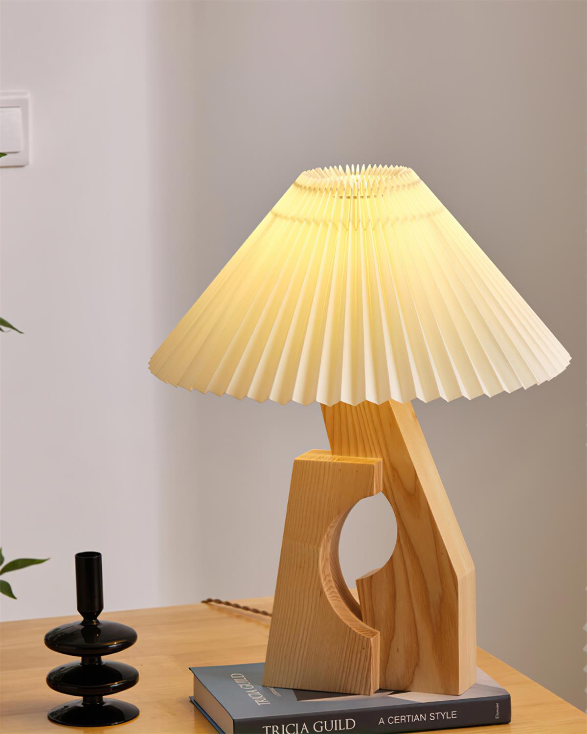 Zain Lampe de Table Plissée Papier Plissée Sculpturale en Bois - Neutralighting