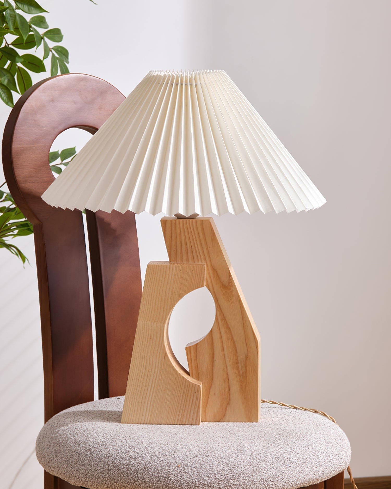 Zain Lampe de Table Plissée Papier Plissée Sculpturale en Bois - Neutralighting