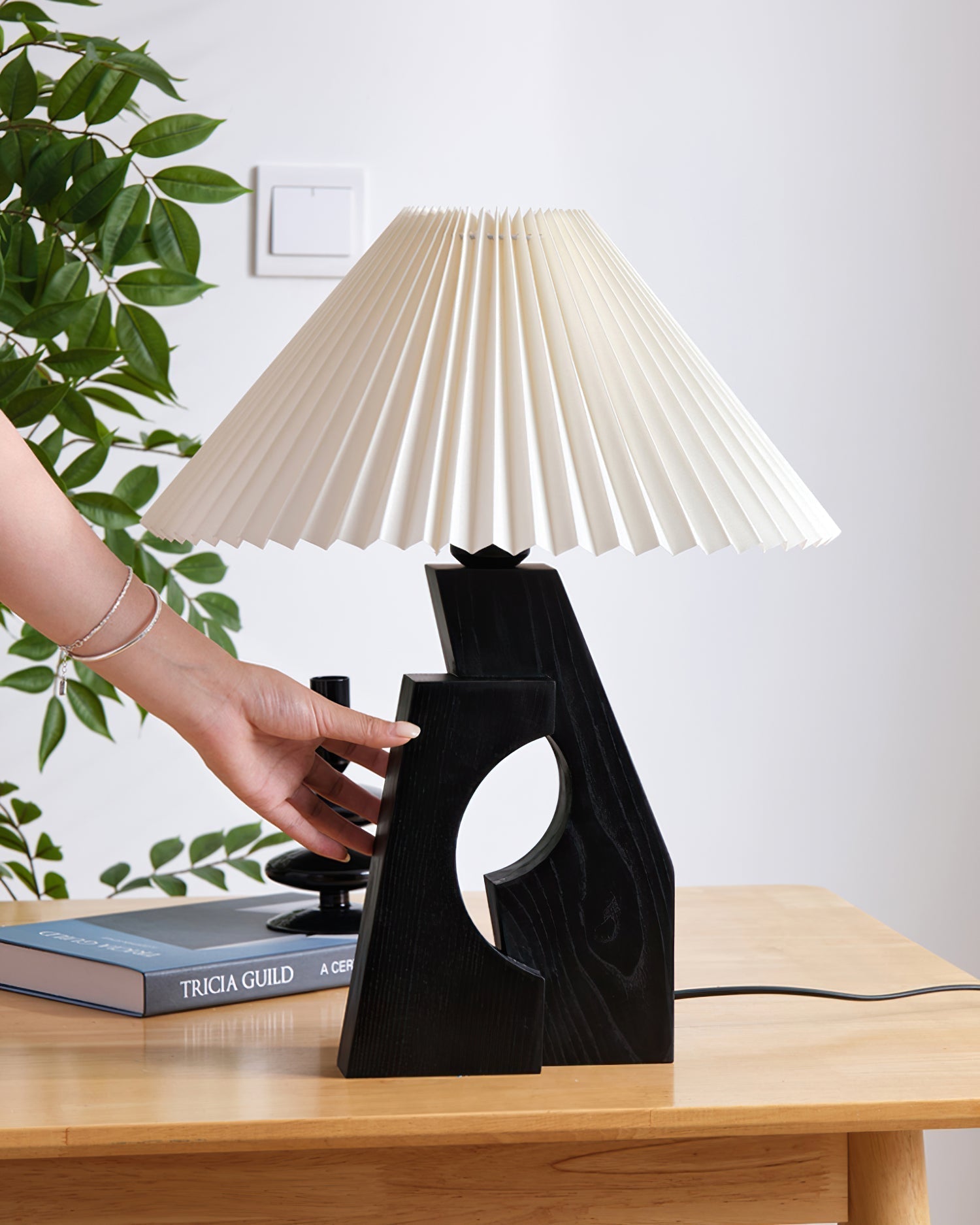 Zain Lampe de Table Plissée Papier Plissée Sculpturale en Bois - Neutralighting