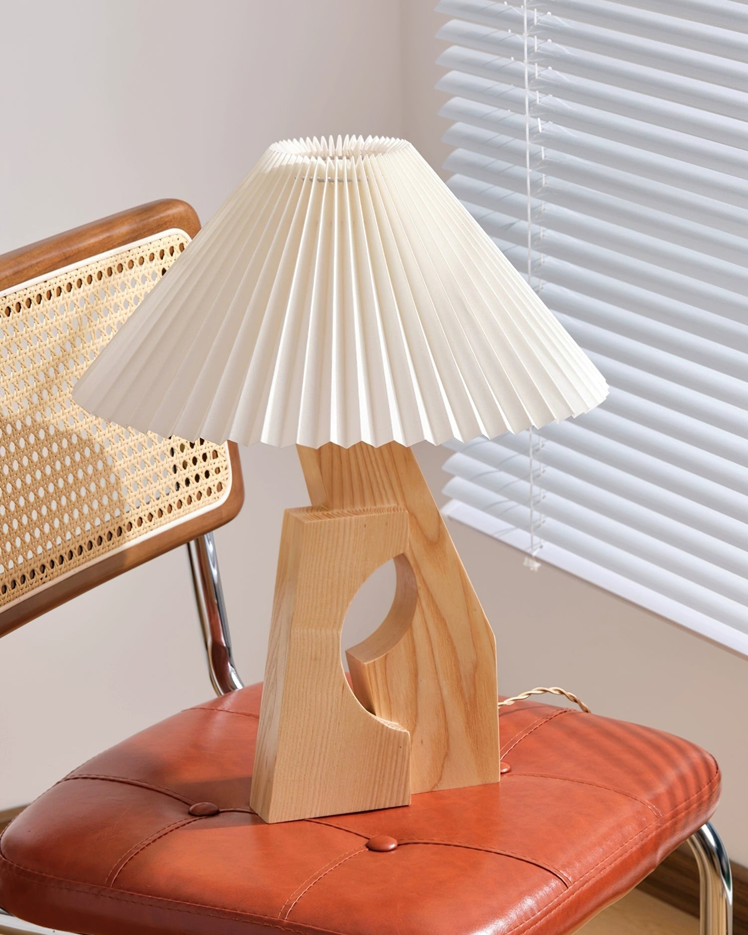Zain Lampe de Table Plissée Papier Plissée Sculpturale en Bois - Neutralighting