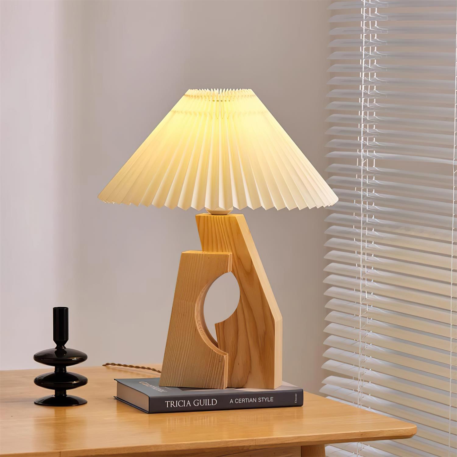 Zain Lampe de Table Plissée Papier Plissée Sculpturale en Bois - Neutralighting