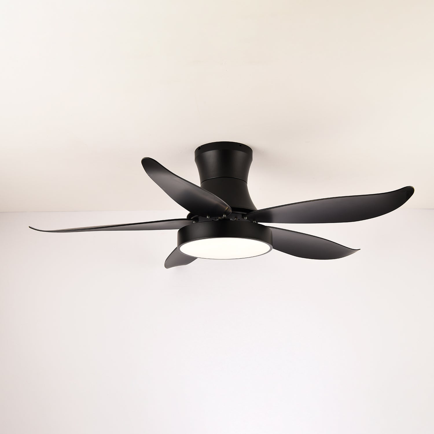 Plafonnier ventilateur Jada noir moderne mettant en valeur sa finition de corps noire