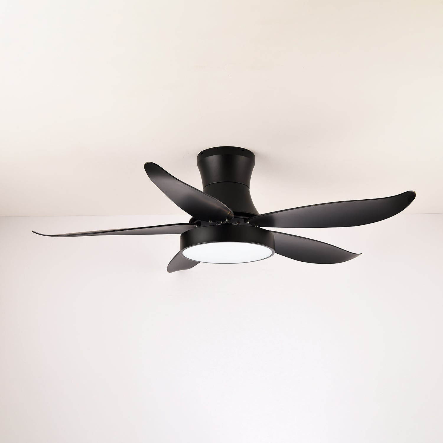 Vue latérale du plafonnier ventilateur Jada noir montrant son profil