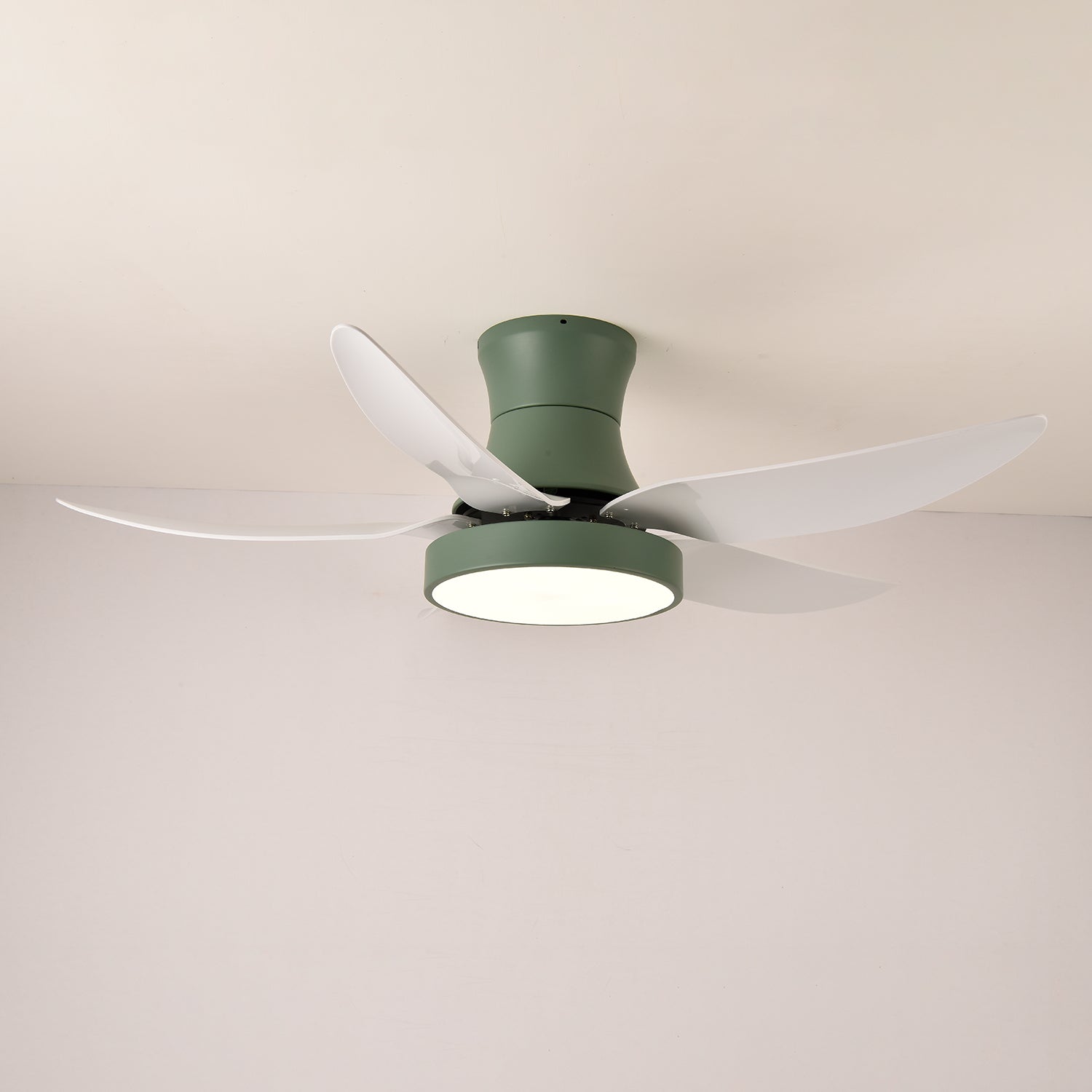 Vue détaillée du moteur en cuivre pur à l'intérieur du plafonnier ventilateur Jada noir