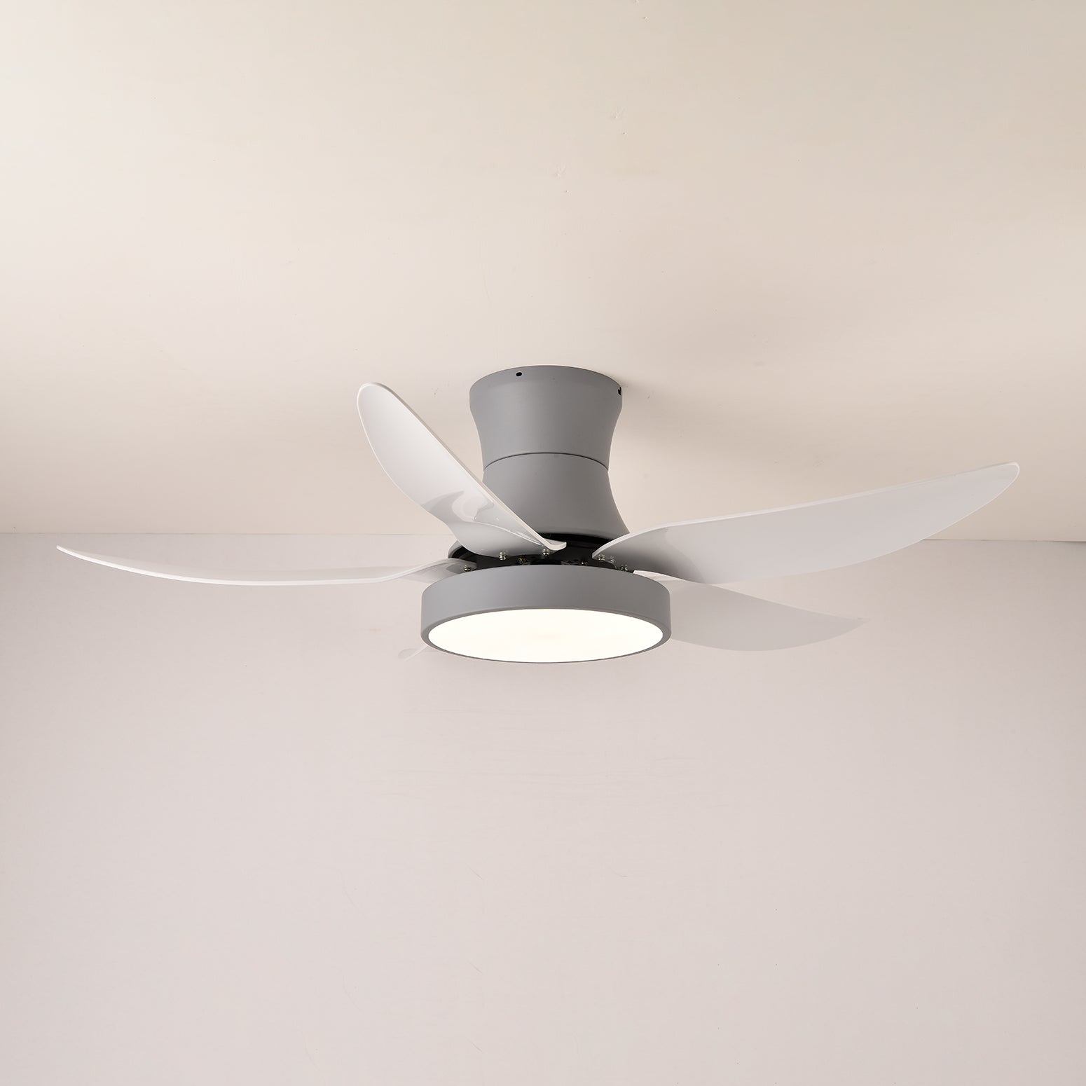 Plafonnier ventilateur Jada noir moderne vu d'un angle inférieur