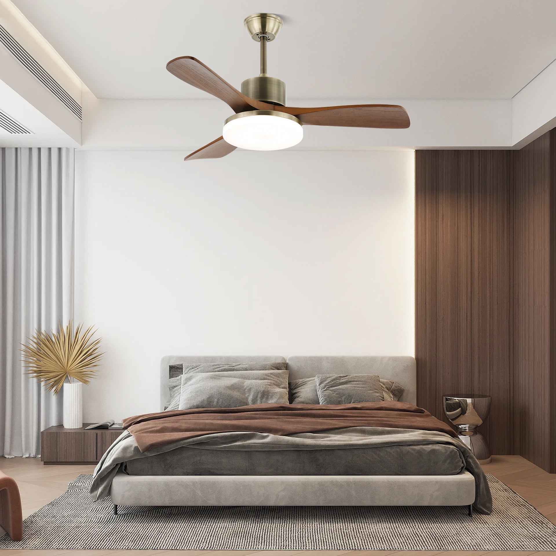 Ventilateur de plafond lumineux Ventio avec pales en bois et finition argentée.