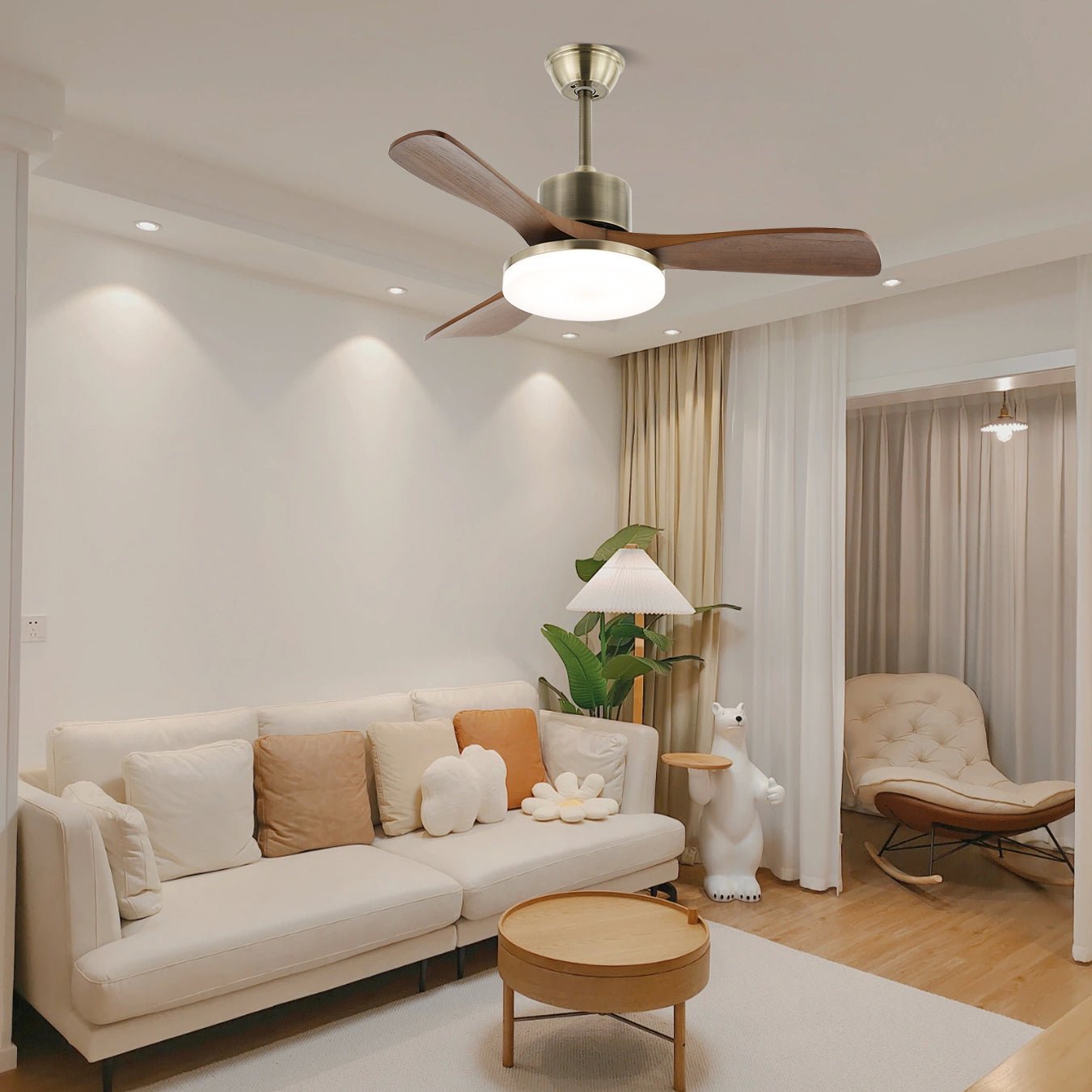Ventilateur de plafond lumineux Ventio installé dans un salon contemporain.