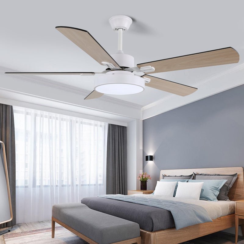 Ventilateur de plafond Aerilux moderne en bois dans un salon contemporain