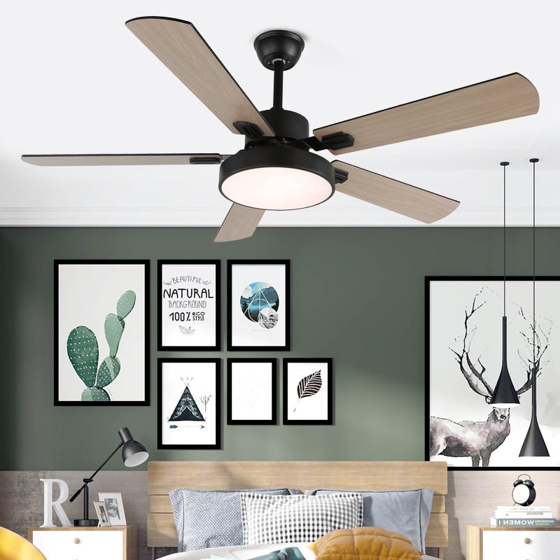 Ventilateur de plafond Aerilux moderne en bois, vue latérale avec pales